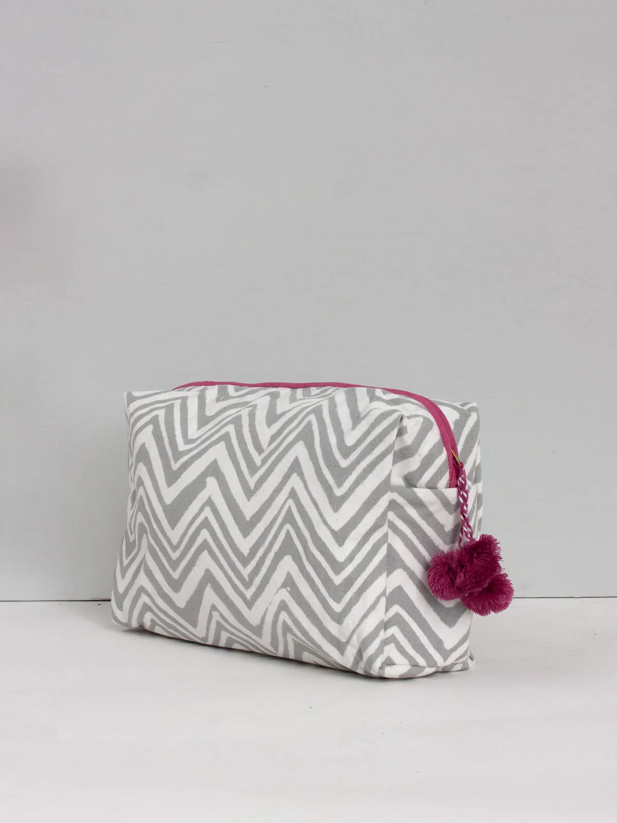 Zig Zag Washbag, Grey